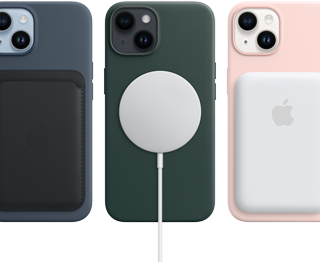 iPhone 14 MagSafe-deksler i midnatt, skogsgrønn og krittrosa med MagSafe-tilbehør, lommebok, lader og en batteripakke.