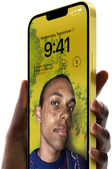 En hånd som holder en gul iPhone 14 Plus med en personlig tilpasset Låst skjerm.