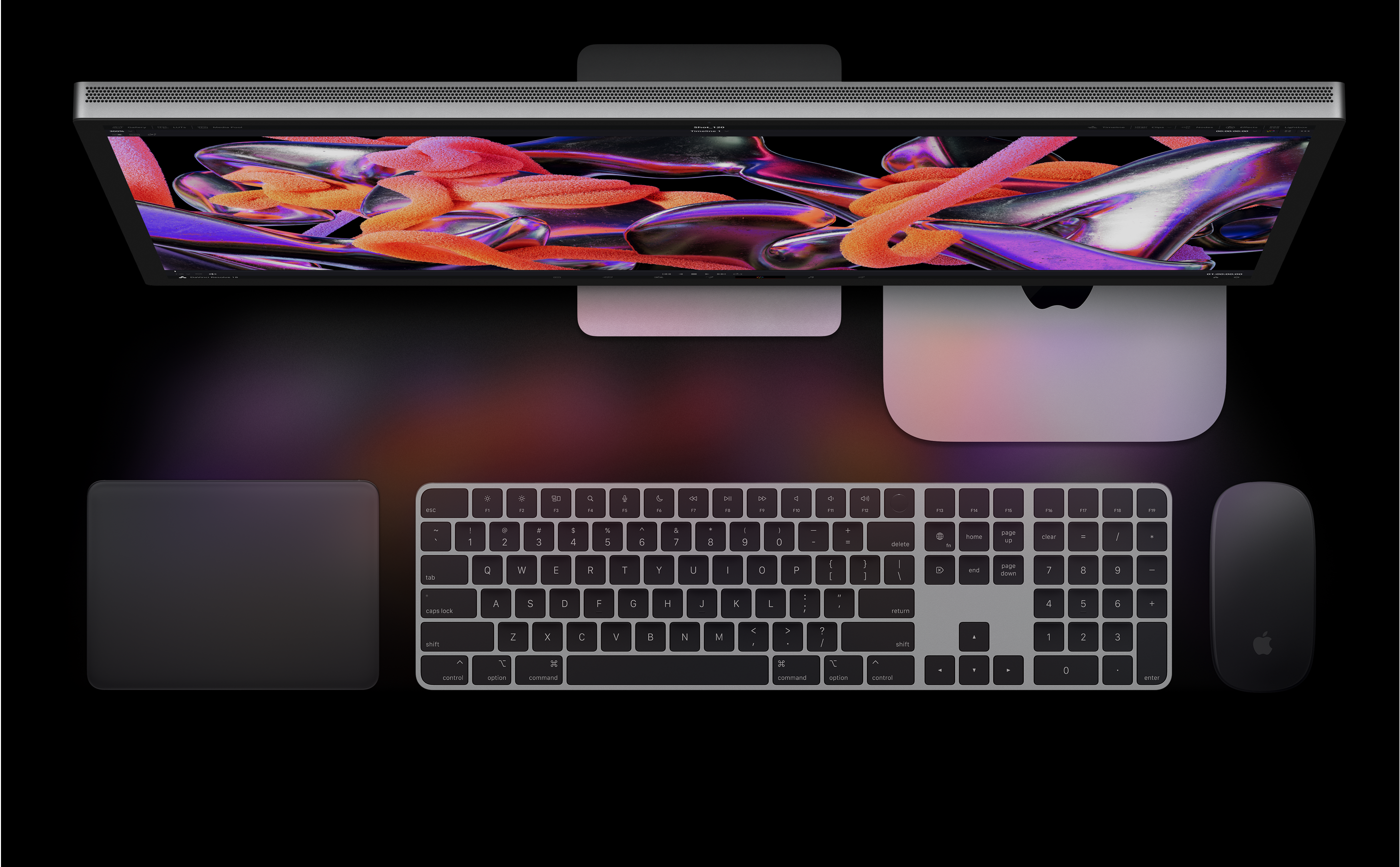 Studio Display, Mac mini, Magic Trackpad, Magic Keyboard og Magic Mouse sett ovenfra.
